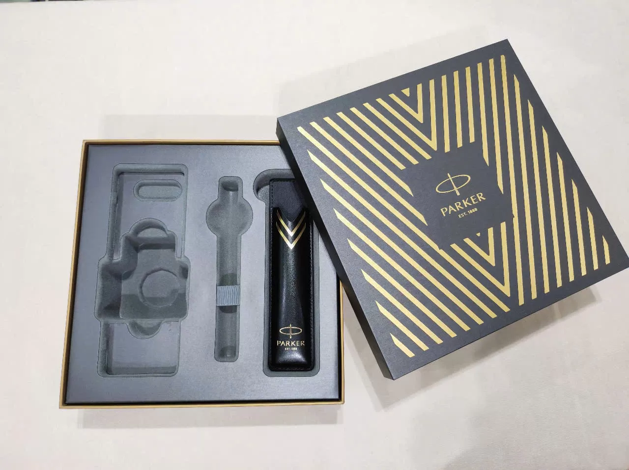 Hộp Giftbox Parker Pioneers vuông (kèm bao da)
